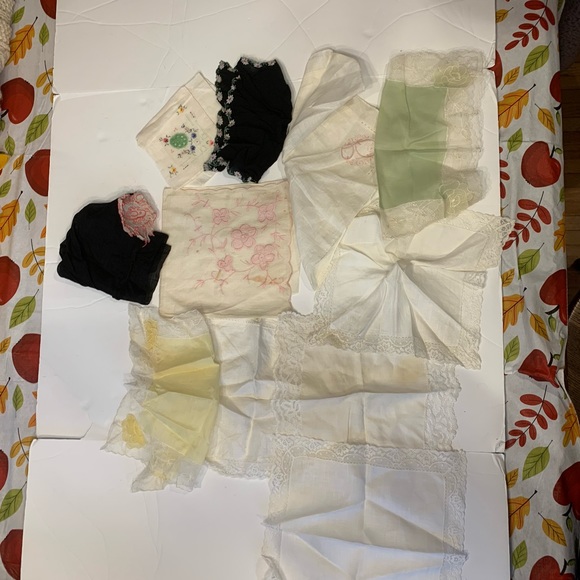 Vintage Handkerchief and Doilies lot. - Picture 2 of 7
